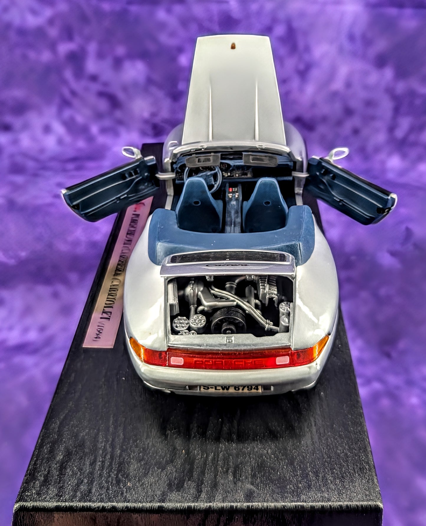 Maisto 1994 Porsche 911 Carrera Cabriolet - 1:18 Scale