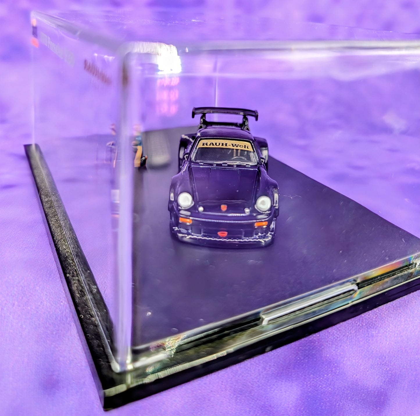 Hot Wheels RLC RWB Porsche 930 & Akira Nakai Figure - #02559/12000 - Red Line Club Diorama
