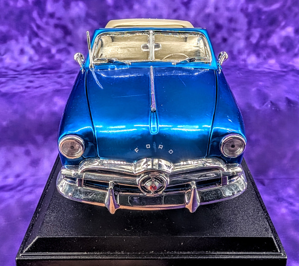 Maisto 1949 Ford Convertible - 1:18 Scale