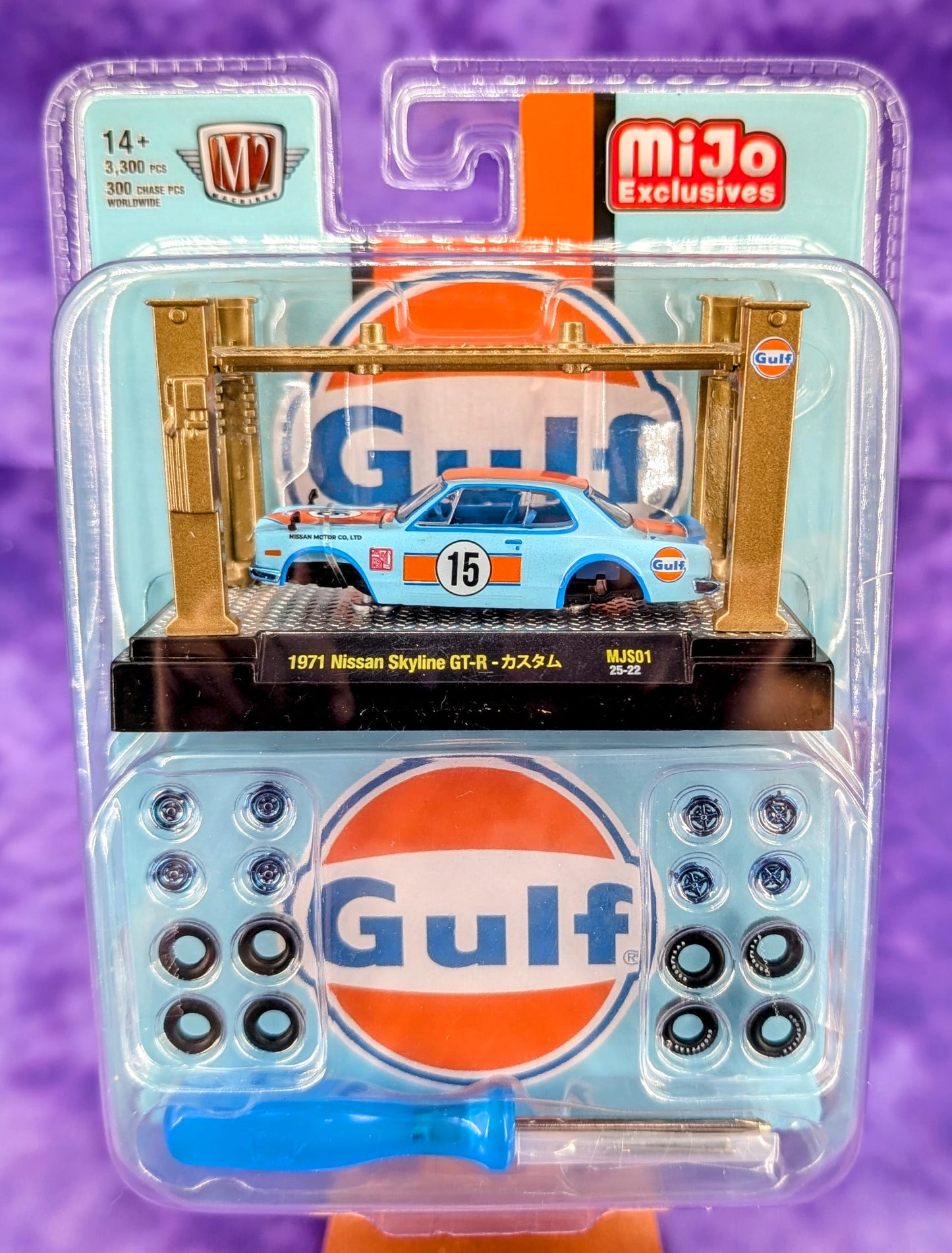 M2 Machines CHASE 1971 Nissan 2000 GT-R GULF w/ Gold 4 Post Lift Model Kit, 1/300