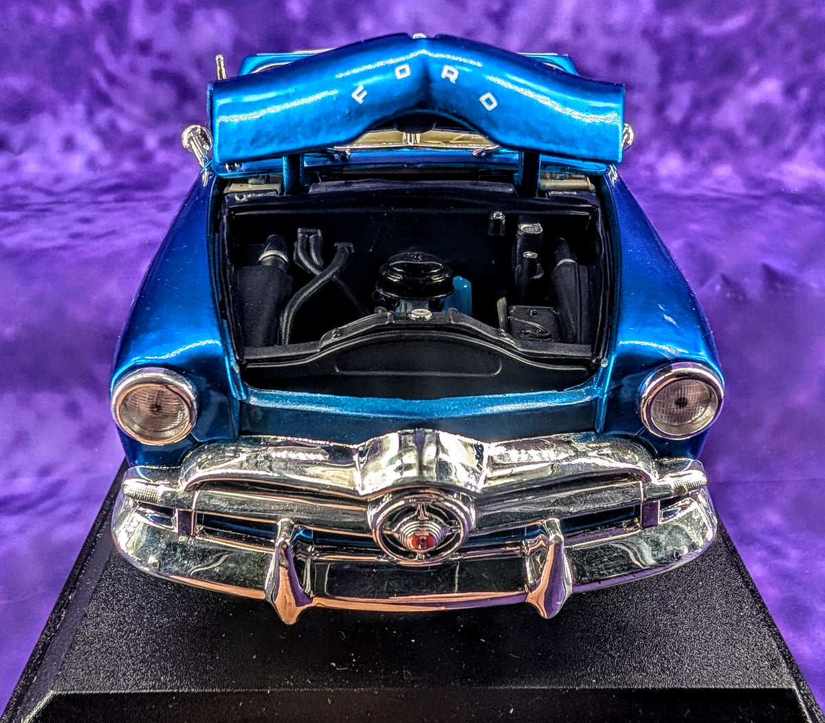 Maisto 1949 Ford Convertible - 1:18 Scale
