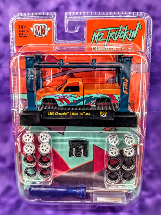 M2 Machines 1990 Chevrolet C1500 SS 454 - M2 Truckin' Auto-Lift Series - Model Kit
