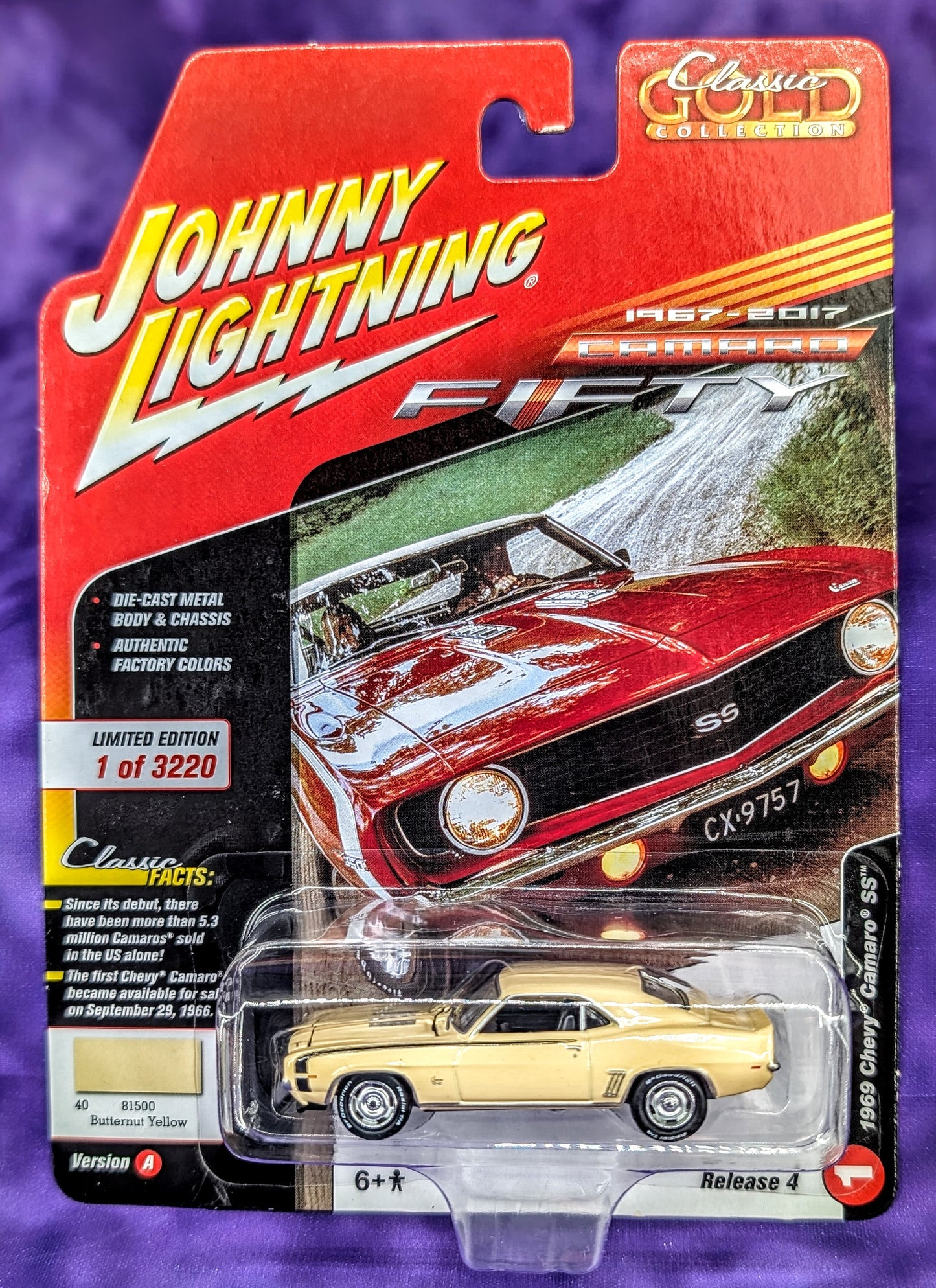 Johnny Lightning 1969 Chevy Camaro SS - Set of 2 - Classic Gold Collection (Release 4)
