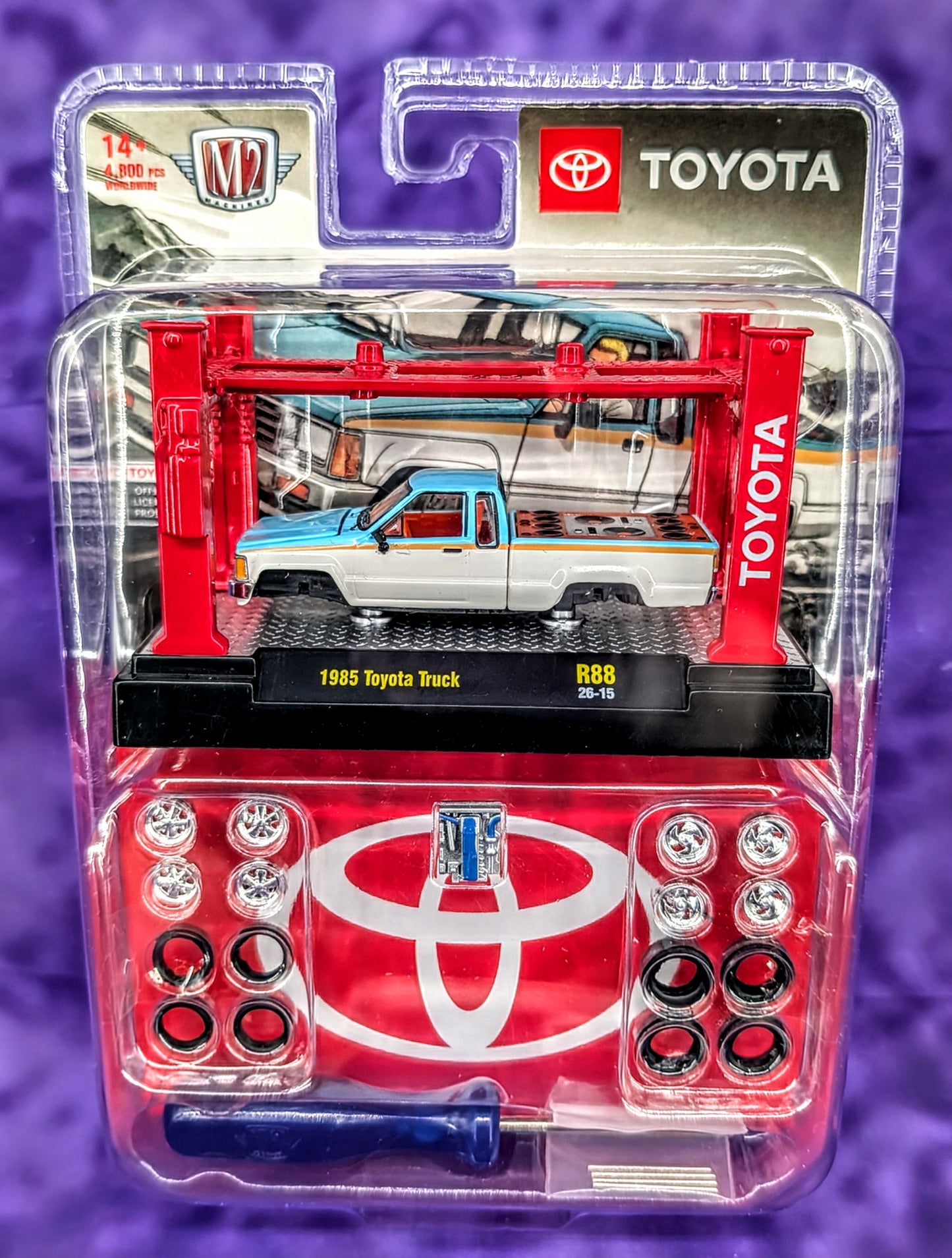 M2 Machines 1985 Toyota Truck - Auto-Lift Series - Model Kit