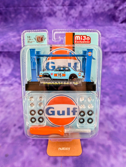 M2 Machines 1971 Nissan 2000 GT-R GULF w/ 4 Post Lift Model-Kit, 1/3300